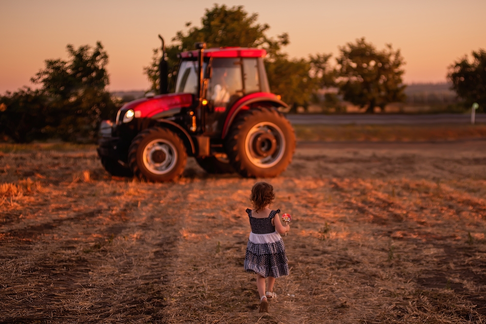 Dlaczego zabawkowy traktor to idealny pomysł na prezent dla dziewczynki?
