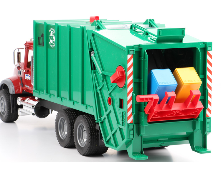 Bruder 02812 Mack śmieciarka bez stopnia tylnego. 