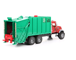 Bruder 02812 Mack śmieciarka bez stopnia tylnego. 