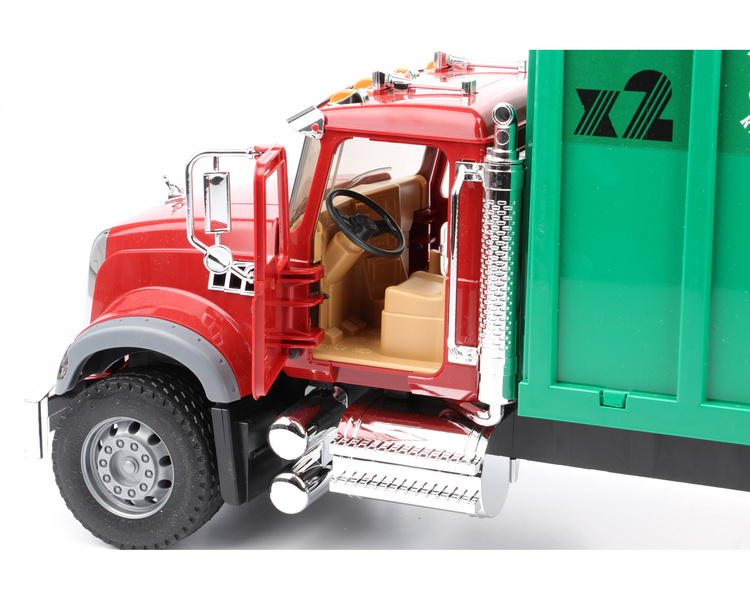 Bruder 02812 Mack śmieciarka bez stopnia tylnego. 