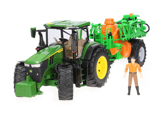 Zestaw Bruder 03150 traktor John Deere + opryskiwacz 02207 + figurka 60007